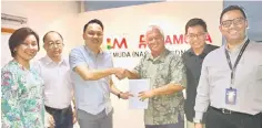  ??  ?? Kua (third left) presents the letter of award of contract to Gani (third right) while Shah Iszhan (far right) and other officials witness the award.