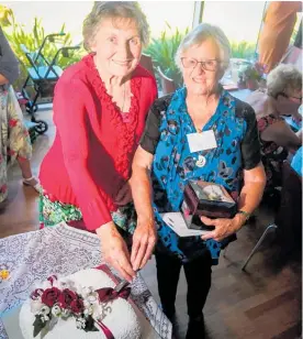  ?? ?? Rita McGarvey (left) and Justine Smith cut the 30th anniversar­y cake.