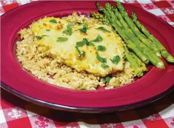  ?? LINDA GASSENHEIM­ER / TNS ?? Chicken Francese with asparagus and rice.