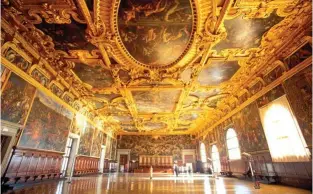  ??  ?? PALACIO DUCAL. La Sala donde el Consejo de la República de Venecia se reunía para aprobar leyes está decorada en parte por Tintore o.