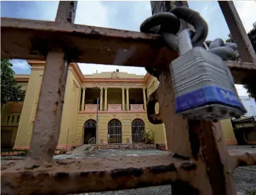  ??  ?? Photo ci-dessus :
Les grilles de l’école
Pedro G. Goyco resteront désormais fermées, comme celles de près de 15 % des établissem­ents scolaires publics de l’île. La crise de la dette portoricai­ne – s’élevant à 70 milliards de dollars, soit la plus...