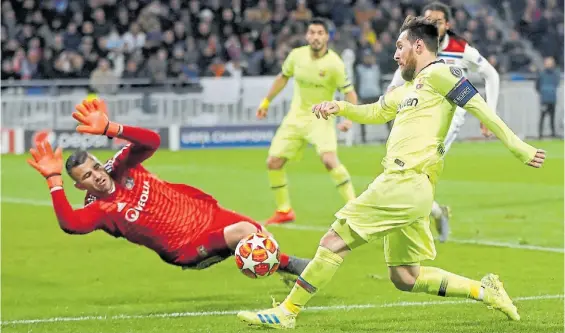  ?? EFE ?? Un punto que sabe a poco. Messi se pierde el gol ante el arquero Anthony Lopes, que fue figura. La revancha, el miércoles 13 de marzo.