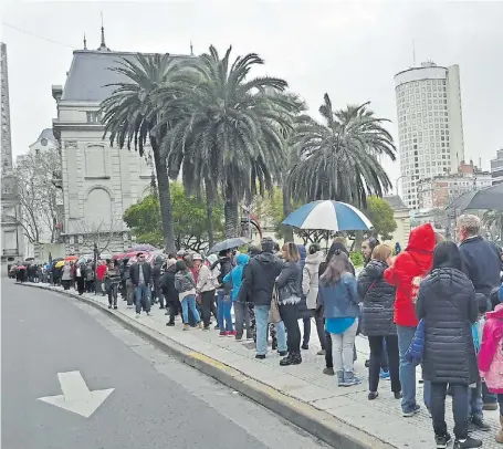  ?? FOTOS: MARTÍN BON ?? Espera. La cola para entrar a la antigua mansión de los Ortiz Basualdo, en Cerrito 1399, ayer a la tarde.