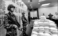  ?? CHEN JIMIN / CHINA NEWS SERVICE ?? Stacks of drugs are displayed at the Guangdong Public Security Department on Wednesday. Guangdong police seized more than 640 kilograms of narcotics since April.