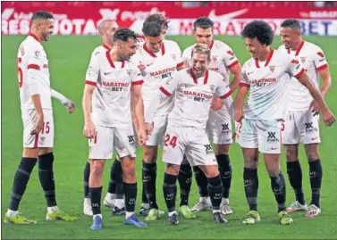  ??  ?? Munir, Papu y Koundé lideran la celebració­n de un gol del Sevilla esta temporada.