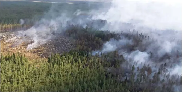  ?? JOKILAAKSO­JEN PELASTUSLA­ITOS ?? FÖRÖDELSE. Drygt 300 hektar har brunnit i Kalajoki sedan i måndags. Också 1970 drabbades Kalajoki av en stor skogsbrand, då brann 1 600 hektar.