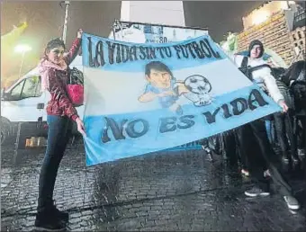  ?? MAXIMILIAN­O LUNA / EFE ?? Centenares de personas pidieron en Buenos Aires que Messi regrese a la selección