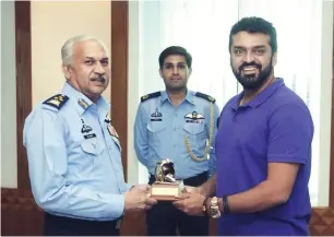  ??  ?? Pakistan Air Force Chief Air Marshal Mujahid Anwar Khan receives Fakhr-e-Alam.