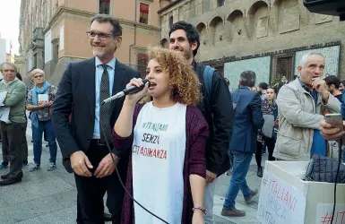  ??  ?? Con il sindaco Insaf Dimassi davanti al sacrario dei partigiani insieme al sindaco Virginio Merola durante una manifestaz­ione in piazza per lo Ius soli, la giovane, originaria della Tunisia, si mantiene gli studi con un lavoro da cameriera