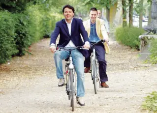  ??  ?? Le origini Renzi in bici con Agnoletti nel parco delle Cascine. La foto è stata scattata nel 2009, durante la campagna elettorale per Palazzo Vecchio, dopo che Renzi rottamò alle primarie il blocco ex Ds