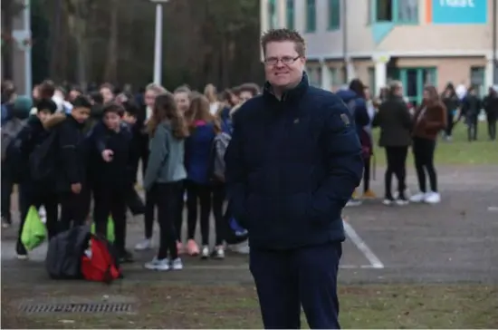  ?? FOTO DICK DEMEY ?? Reinoud Vanderveld­en, directeur van het Lyceum: “In de flexweken volgen we het lessenroos­ter niet maar geven we les op maat.”