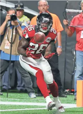  ?? RICK WOOD/MILWAUKEE JOURNAL SENTINEL ?? Falcons running back Tevin Coleman catches a pass for a touchdown in the first half.