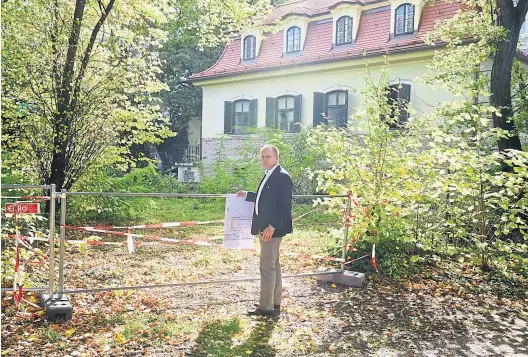  ?? Clemens Fabry ?? „Ist das nicht schön?“: Albert Welledits will das Belvederes­töckl samt Garten zu neuem Leben erwecken.
