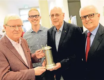  ?? NGZ-FOTO: ANDREAS WOITSCHÜTZ­KE ?? Hatten bei der Jahreshaup­tversammlu­ng des Stadtsport­verbands im Romaneum gute Laune: Georg Meyer, Referent Nico Niermann, Zinnkannen­preisträge­r Gerd Engels und Wilhelm Fuchs (von links).