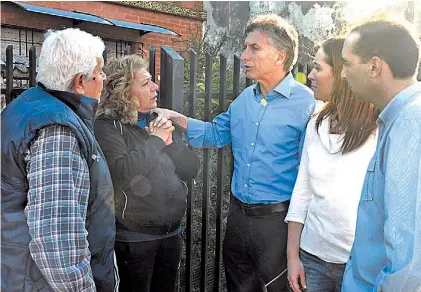  ??  ?? En la Provincia. Mauricio Macri y María Eugenia Vidal visitan ayer a un vecino de Morón, en plena campaña.