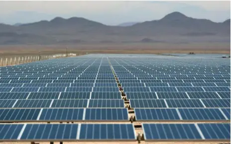  ??  ?? En el top 10. Desde el desierto de Atacama, Chile está entre los más importante­s generadore­s de renovables en el mundo.