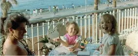  ??  ?? La terrazza
Joannie Penniman, madre di Mika, con le figlia Yasmine e Paloma. Sono sulla terrazza di casa affacciata sulla Corniche, la promenade sul mare di Beirut
(foto di Mika)