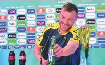  ??  ?? Yarmolenko, de Ucrania, acercó las Coca Cola y la Heineken y dijo: «Contratadm­e»