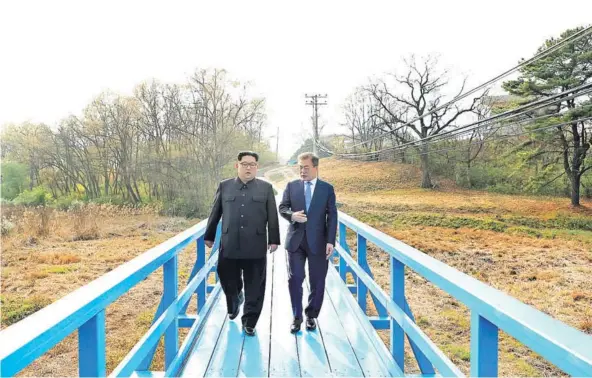  ??  ?? ► Kim Jong Un y Moon Jae-in pasean por la Zona Desmilitar­izada durante la cumbre intercorea­na, ayer en Panmunjom.