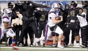  ?? Arkansas Democrat-Gazette/THOMAS METTHE ?? Class 4A Arkadelphi­a quarterbac­k Cannon Turner breaks free on a 69-yard touchdown run during the Badgers’ 28-0 victory over Joe T. Robinson in Saturday night’s Class 4A championsh­ip game at War Memorial Stadium in Little Rock.