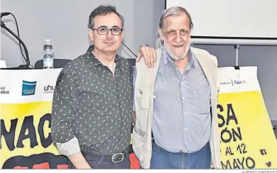  ?? ALBERTO DOMÍNGUEZ ?? Enrique Ventura (derecha) junto a Ricardo Esteban (izquierda) en el Salón Internacio­nal del Cómic de Huelva.