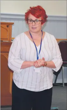  ?? 51_a11JoannaM­acDonald01 ?? HSCP chief officer Joanna MacDonald addresses the meeting in Lochgilphe­ad.