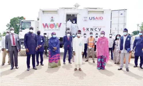  ??  ?? Governor Nasir El-Rufai of Kaduna State (middle) formally receives a mobile testing vehicle sent by USAID to support the state’s COVID-19 testing efforts, in Kaduna yesterday