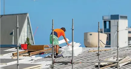  ?? SIMON O’CONNOR/STUFF ?? Roofers work in the summer sun at New Plymouth’s YMCA on Friday.