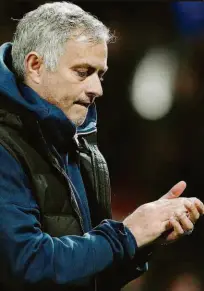  ??  ?? O técnico José Mourinho e seu Manchester United, derrubados por time da segunda divisão, estão fora