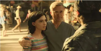  ?? Bild: 20th Century Fox ?? Alita spelas av Rosa Salazar och Christoph Waltz gör rollen som doktor Dyson i filmen Alita: Battle Angel.