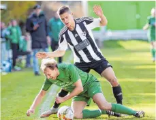  ?? ARCHIV-FOTO: THOMAS WARNACK ?? Der SV Sigmaringe­n und Julian Haberer (oben, gegen Patrick Nowak, FC Laiz) stehen am Dienstagab­end im Stadion an der Gorheimer Alle mit dem SSV Ulm vor einer großen Aufgabe.