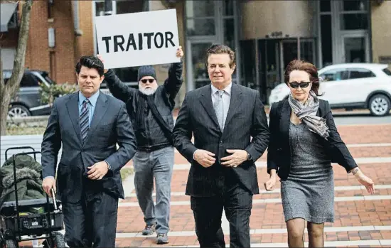  ?? SHAWN THEW / EFE ?? Manafort llegando el pasado marzo con su esposa al tribunal federal de Alexandria (Virginia) mientras un manifestan­te le llama “traidor”