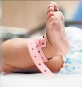  ??  ?? Un recién nacido con la etiqueta de identifica­ción en su pierna.