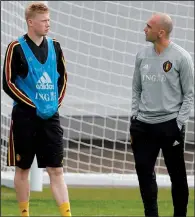  ?? AP/HASSAN AMMAR ?? Belgium Coach Roberto Martinez (right) speaks with Belgium’s Kevin De Bruyne during a practice July 4 in Moscow. Belgium faces France in the World Cup semifinals today.