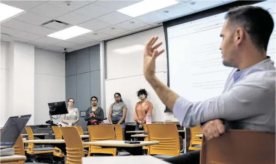  ?? Photos by Pu Ying Huang / Contributo­r ?? Rice University instructor Craig Considine questions his students after a presentati­on on Hindu and Muslim relations in his Muslims in America class.