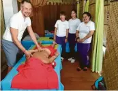  ?? Foto: Mo Canlas ?? Thomas Beil bei seinem Massagekur­s im Frühjahr 2020 auf den Philippine­n.