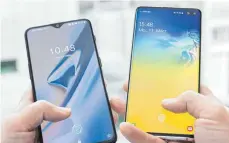  ?? FOTO: ROBERT GÜNTHER/DPA ?? Das Samsung S10+ (rechts) sowie das S10 bieten einen Fingerabdr­uckScanner direkt im Bildschirm – der reagiert im Praxistest allerdings etwas langsamer als der Scanner im OnePlus 6T (links).