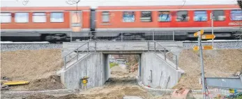  ?? FOTO: ANDY HEINRICH ?? Erstrahlt in neuem Glanz: die Bahnbrücke am Kressbronn­er Grenzweg.