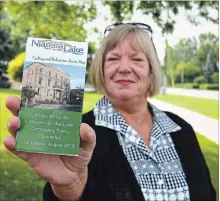  ?? MELINDA CHEEVERS METROLAND ?? NOTL Community Safety Committee chair Catharine Wickabrod shows the first edition of the Cycling and Pedestrian Route Map.