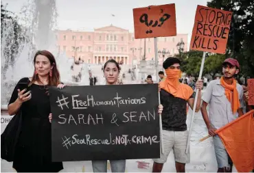  ?? Foto: AFP/Louisa Gouliamaki ?? »Seerettung ist kein Verbrechen«: Protest in Athen für die Freilassun­g von Mardini und Binder