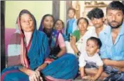  ?? ARIJIT SEN/HT ?? Family members of debtridden farmer, SM Doddagouda­r, who allegedly committed suicide, at their house in Siddapura in Karnataka’s Gadag district; (right) Vijay Kulkarni, head of agitation committee.