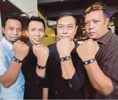  ??  ?? FADLI (dua dari kiri) menunjukka­n gelang kesihatan Helo yang bakal berada di pasaran Julai ini.