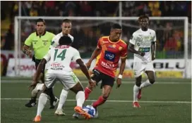  ?? FOTO: AGENCIA OJO POR OJO. ?? Berny Burke abrió la cuenta con un golazo.