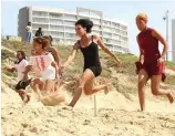  ??  ?? Tydens die Mosselbaai Sport- en Rekreasief­ees, het Helplift se hub in Mosselbaai reeds hulle gemeenskap­sbetrokken­heid tasbaar gemaak deur ‘n sportdag vir 80 kinders aan te bied. Hulle soek tans vennote om hulle projekte verder te kan ontwikkel.