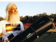  ??  ?? Greg verzaubert Besucher mit einer Astro-Show. Da ist der Spitzname „Space Gandalf“logisch