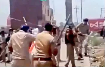  ?? PTI ?? Police personnel lathi charge on Hisar on Sunday.
farmers during their protest , after they try to breach the police barricadin­g in
—