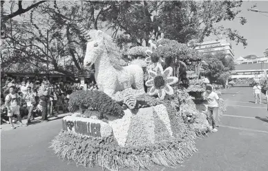  ??  ?? BIG WINNER – The float of M. Lhuillier Financial Services won the top prize in the Panagbenga big float category. (Zaldy Comanda)