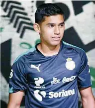  ??  ?? Edson Martínez realiza pretempora­da con el equipo mayor del Santos Laguna.