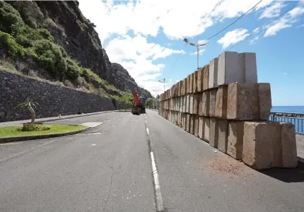  ?? ?? Estruturas de segurança foram colocadas ao longo da marginal da Calheta.