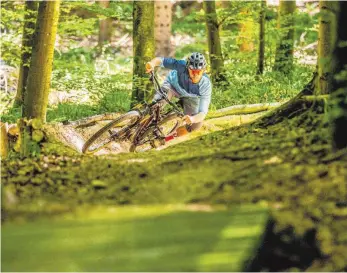  ?? FOTO: PRIVAT ?? Mountainbi­ke-Profi Oliver Dorn auf dem „Brezel-Trail“. Er hat zusammen mit Stefan Riedlinger Argumente für eine ausgewiese­ne Mountainbi­ke-Strecke gesammelt. Jetzt läuft eine Unterschri­ftenaktion.